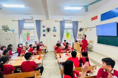 Cô giáo Nguyễn Thị Thoa thực hiện dạy minh hoạ bài học Hoạt động trải nghiệm lớp 5: Tri ân thầy cô, kết nối bạn bè.