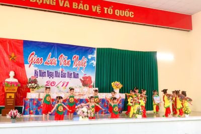 Các tiết mục văn nghệ của khối 1 chào mừng ngày Nhà giáo Việt Nam 20-11 trong Ngày hội Âm Nhạc – Mĩ thuật