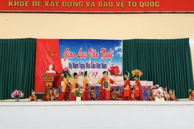 Các tiết mục văn nghệ của các em khối 2 chào mừng ngày Nhà giáo Việt Nam trong Ngày hội Âm Nhạc – Mĩ thuật