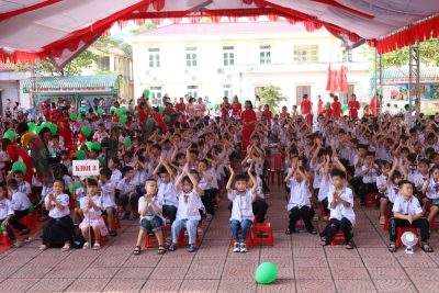 Các em học sinh Trường Tiểu học B Bình Mỹ tập luyện bài Võ nhạc VOVINAM.